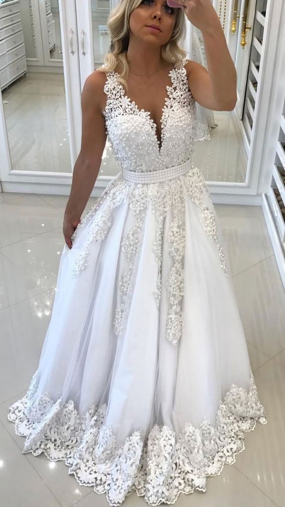 Elegant V Neck Sleeveless Wedding Dress Lace Applique Bridal